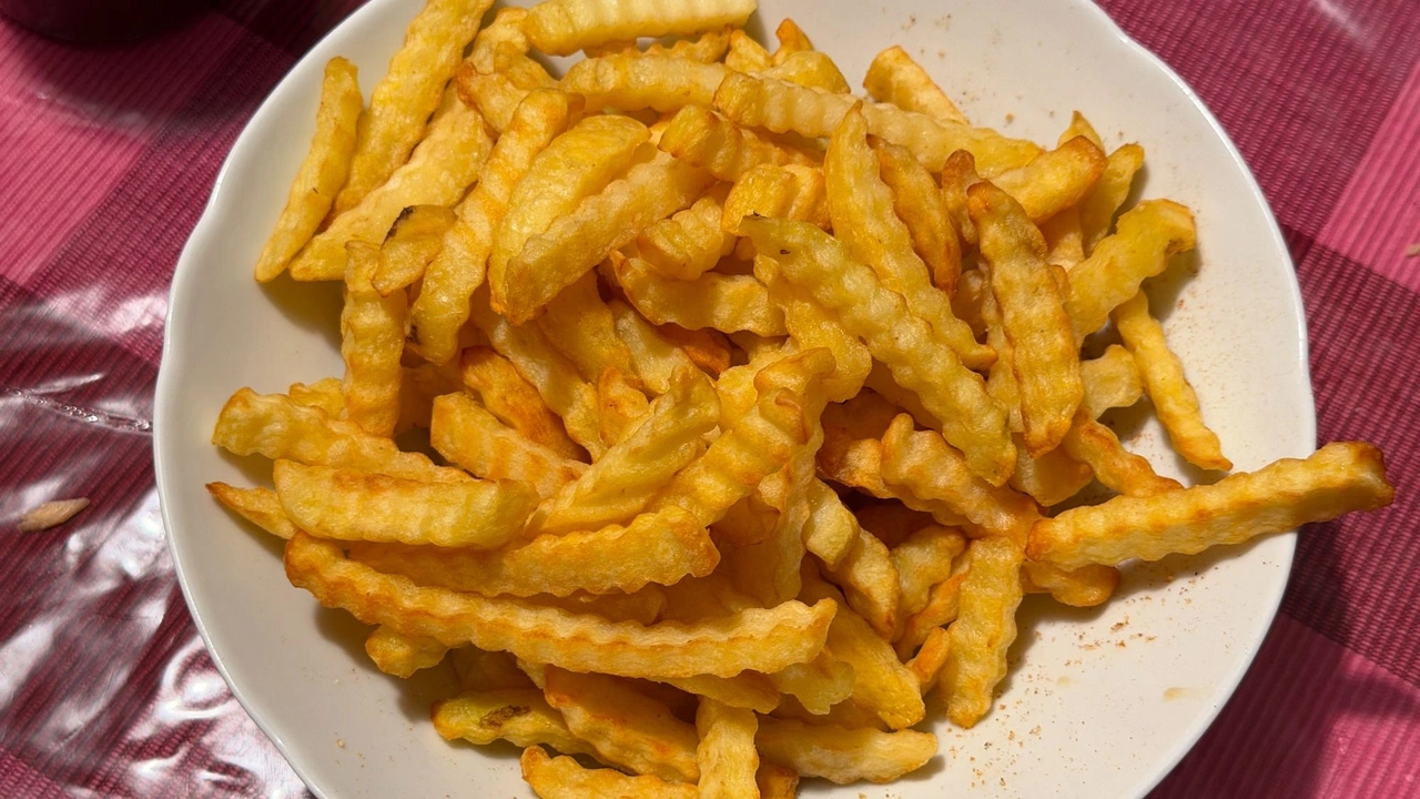 Panasonic Slimline NN-CT57RMEPG: Pommes frites auf einem Teller