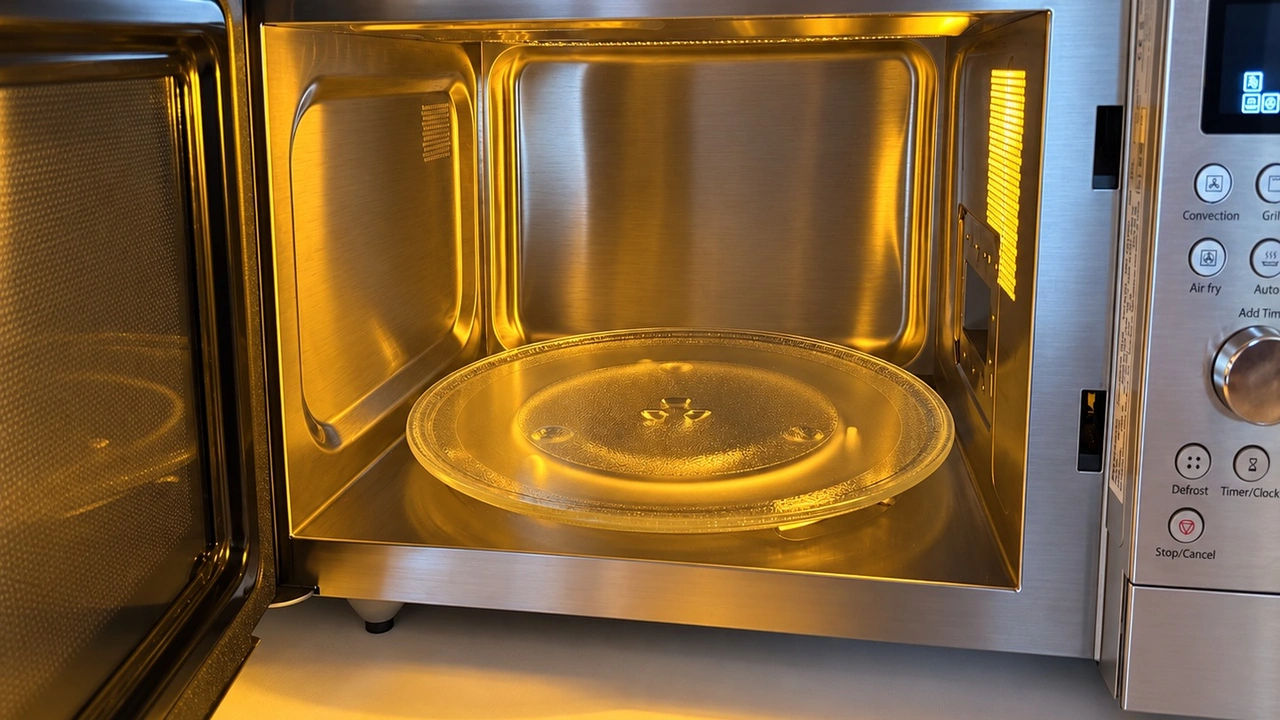 Panasonic Slimline NN-CT57RMEPG: beleuchteter Edelstahl-Garraum mit Glasdrehteller
