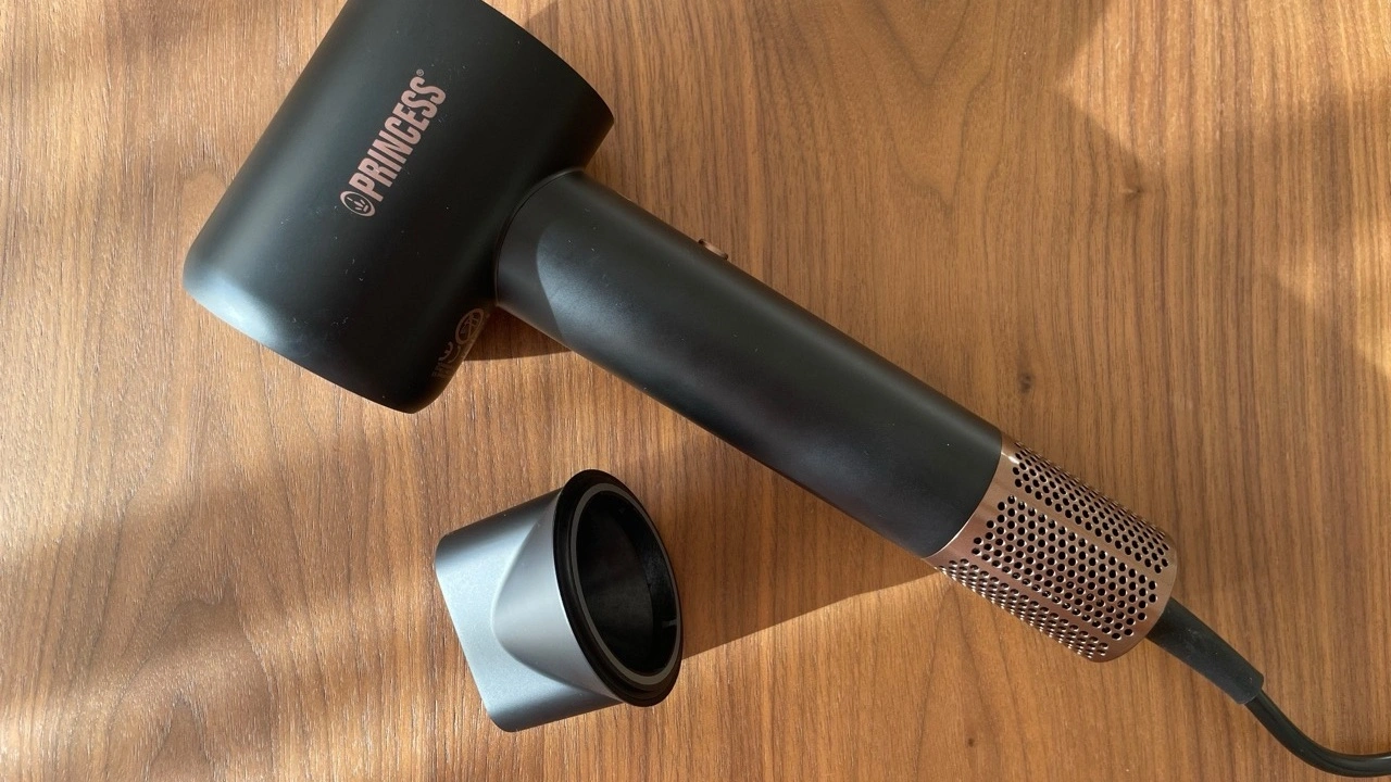 Princess Hair Dryer Pro: Haartrockner und abgenommene Stylingdüse auf einem Tisch