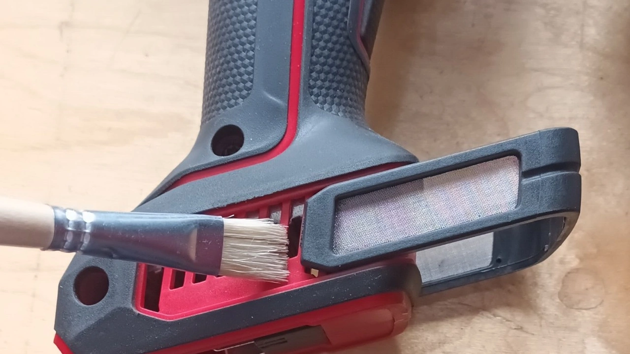 Einhell TP-AG 18/125-13 Q P BL: Reinigung des Staubschutzgitters