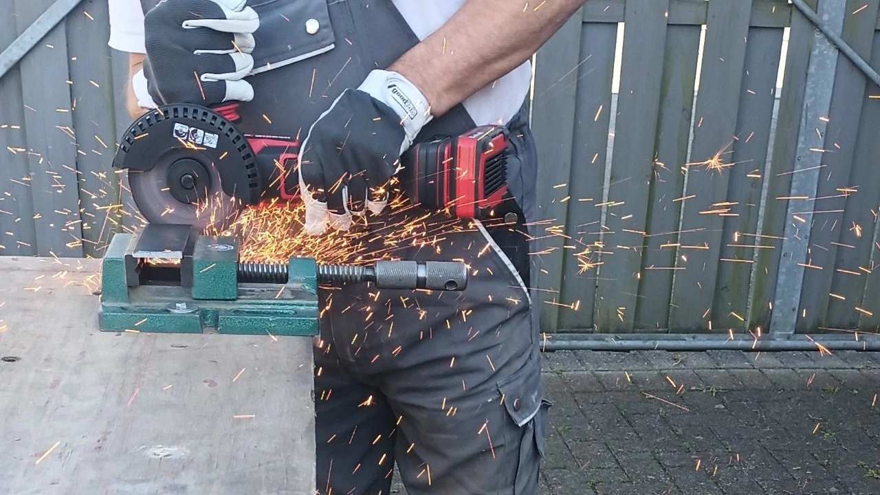 Einhell TP-AG 18/125-13 Q P BL: Trennschnitt durch Flachstahl