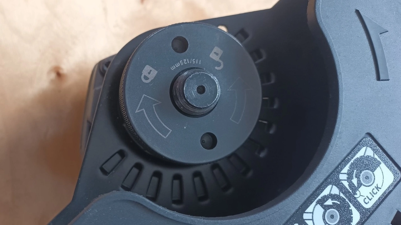 Einhell TP-AG 18/125-13 Q P BL: Schnellspannmutter auf der Spindel