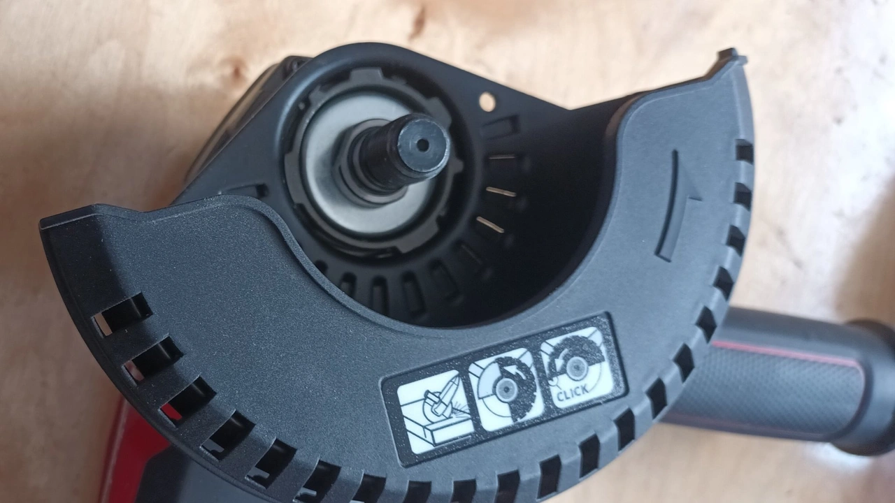 Einhell TP-AG 18/125-13 Q P BL: Schutzhaube am Getriebekopf