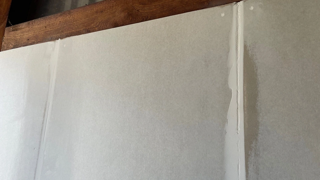 VEVOR Rotationswandschleifgerät 750W FG-S225L-3: Schleifergebnis an der Trockenbauwand