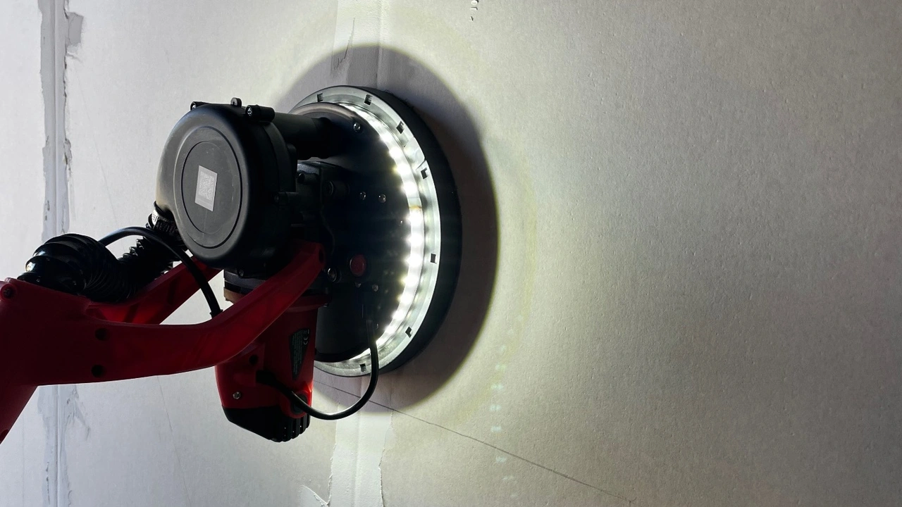 VEVOR Rotationswandschleifgerät 750W FG-S225L-3: Praxiseinsatz an der Wand
