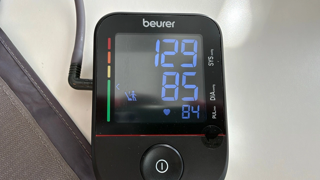 Beurer BM 48: Blutdruckmessgerät mit eingeschaltetem Display