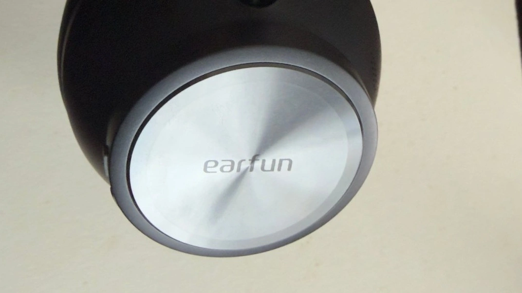EarFun Wave Pro X: Metallplatte an der Ohrmuschel