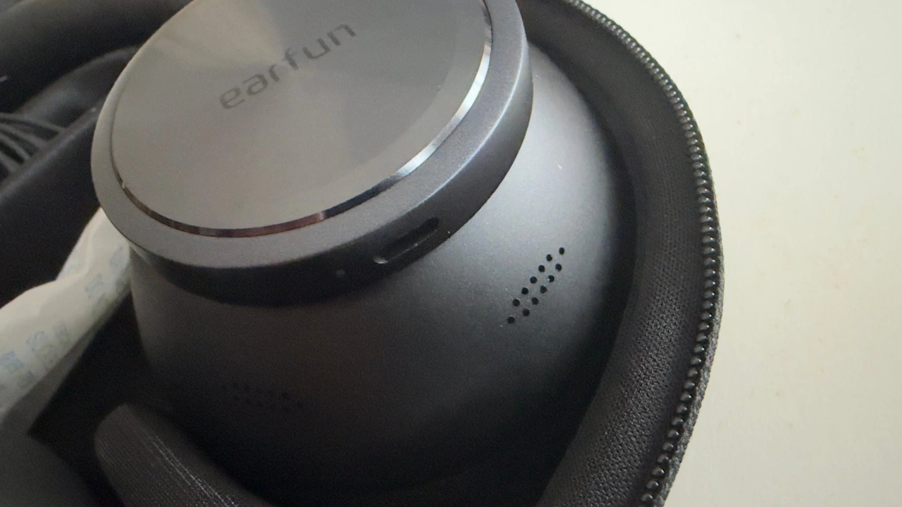 EarFun Wave Pro X: USB-C-Anschluss an der Ohrmuschel