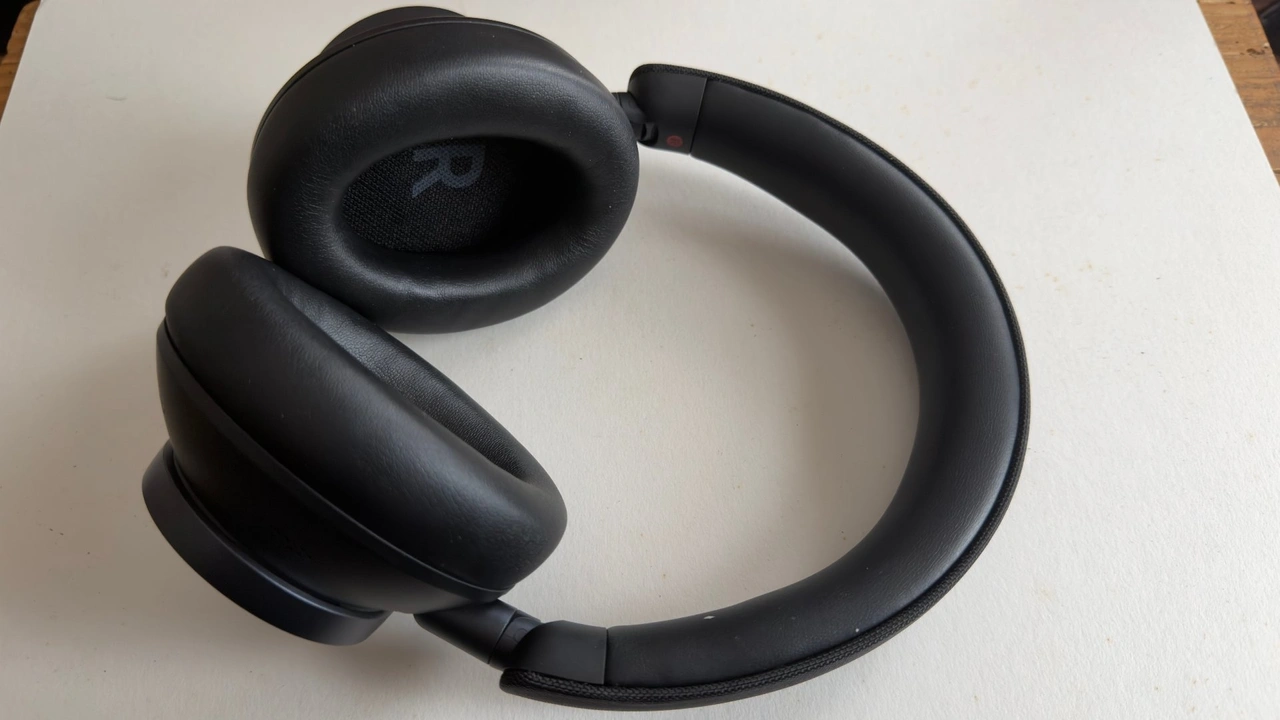 EarFun Wave Pro X: Weiche Kunstlederpolster und Kopfbügel