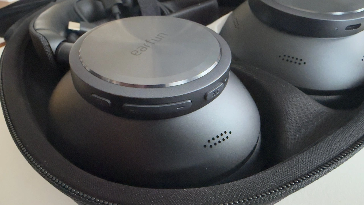 EarFun Wave Pro X: Physische Bedientasten an der Ohrmuschel