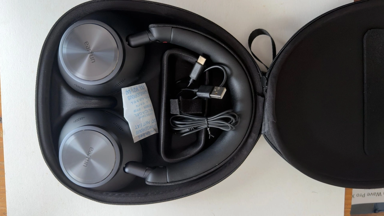 EarFun Wave Pro X: Hardcase mit USB-C- und Klinkenkabel