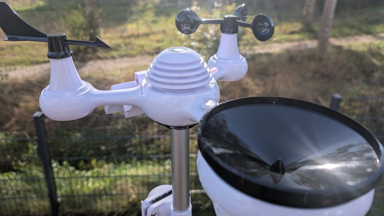 VEVOR Profi WLAN-Wetterstation 7-in-1: Außensensor mit Windfahne, Regensammler und Schalenkreuz
