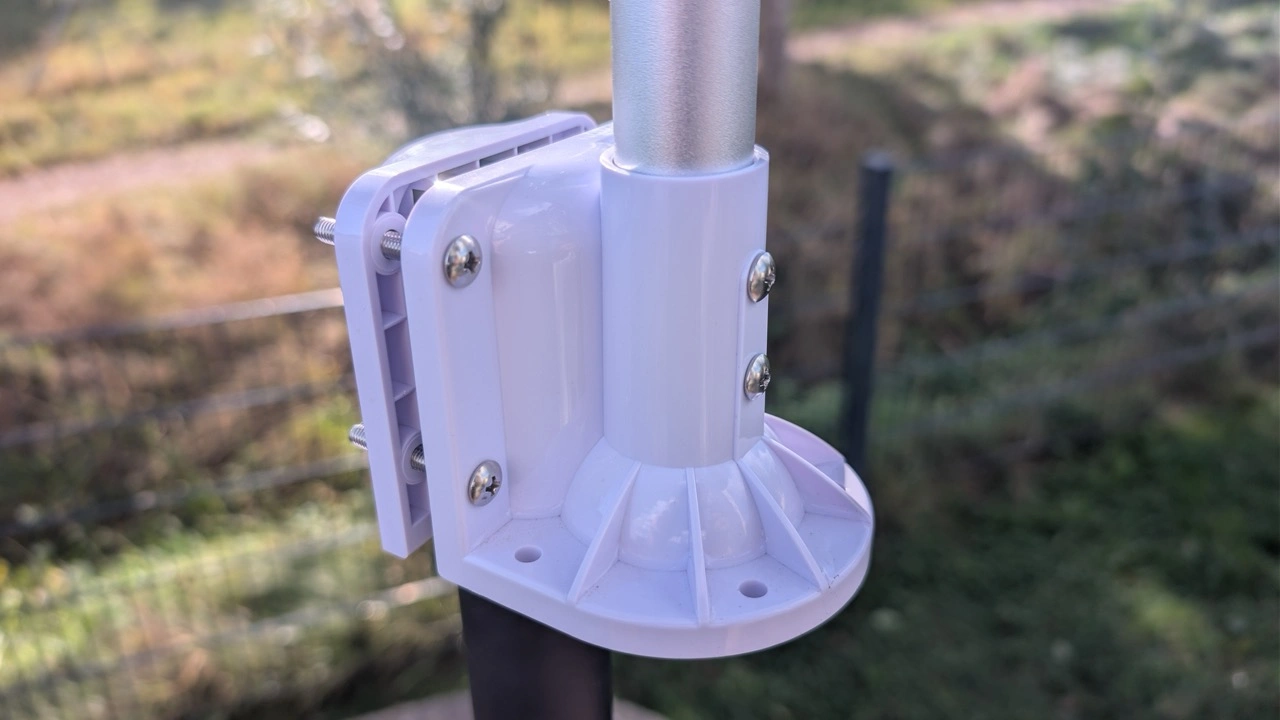 VEVOR Profi WLAN-Wetterstation 7-in-1: Montagehalterung an der Messstange