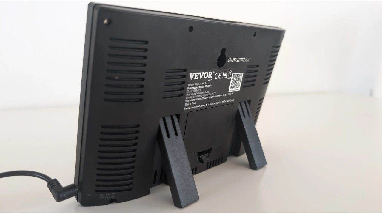 VEVOR Profi WLAN-Wetterstation 7-in-1: Rückseite der Basisstation mit Standfüßen