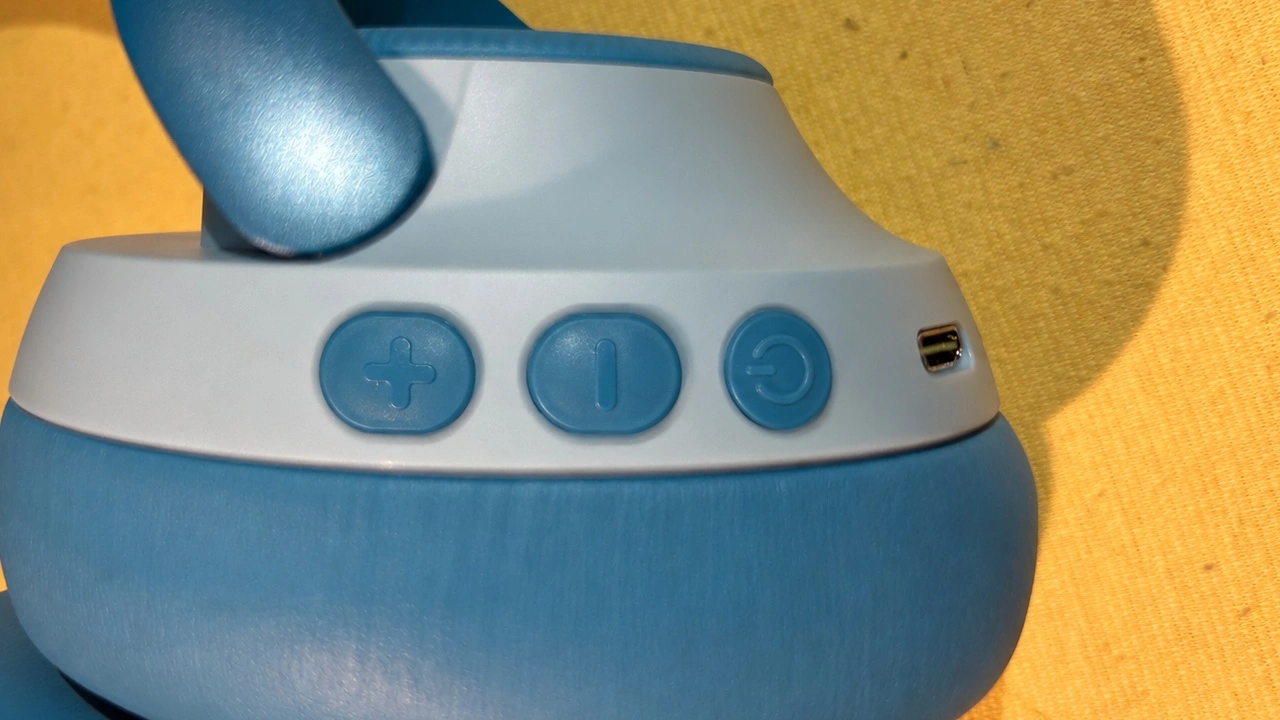 iClever QuietShield Q950: Lautstärketasten, Ein-/Aus-Taste und USB-C-Anschluss