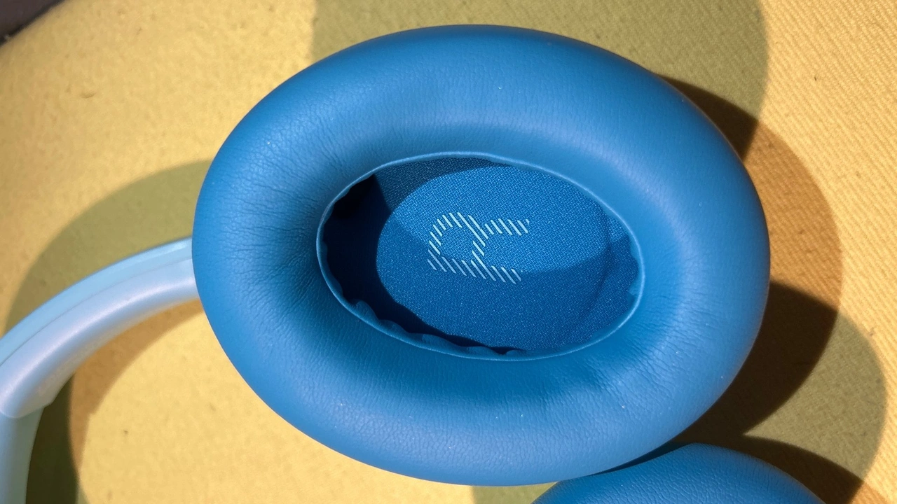 iClever QuietShield Q950: Rechtes Ohrpolster mit R-Markierung