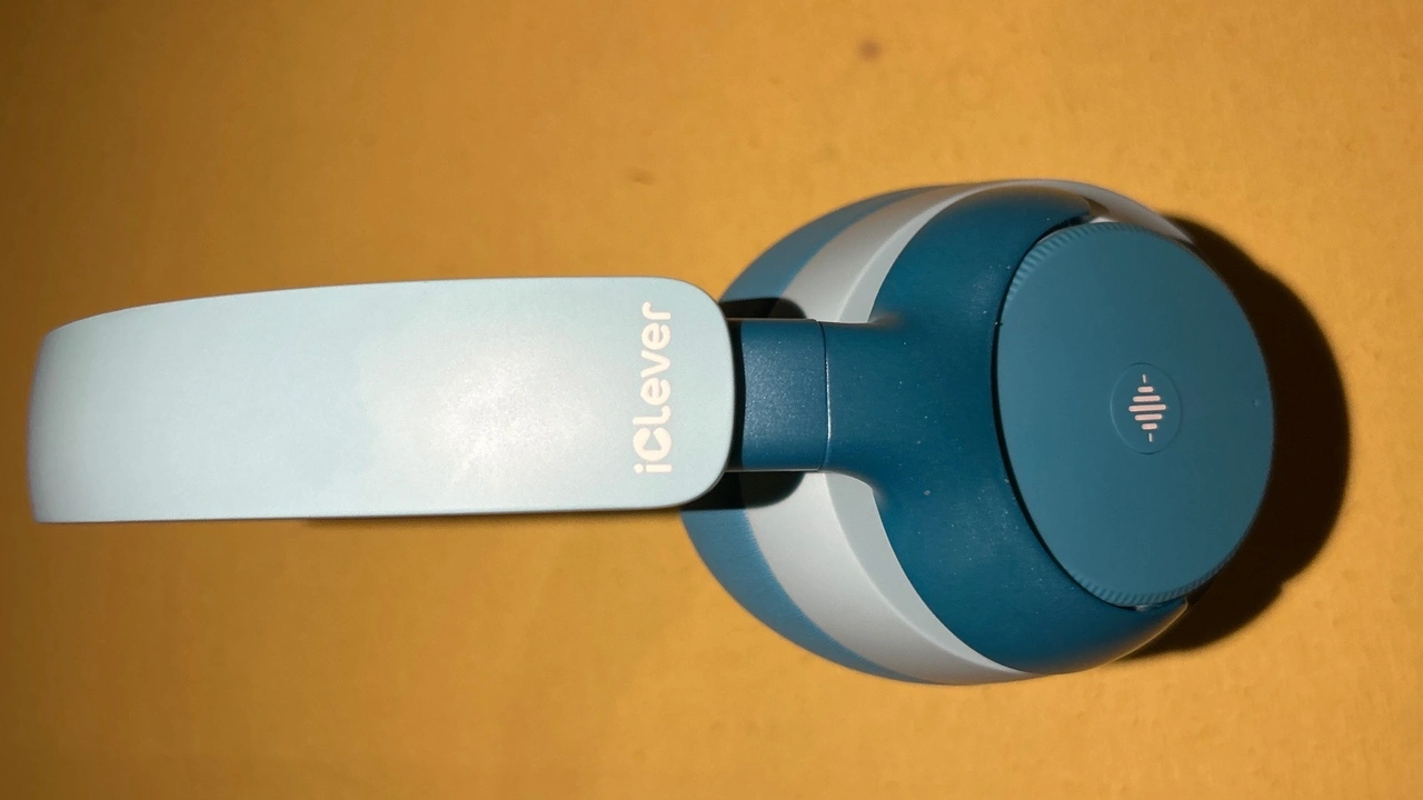 iClever QuietShield Q950: Außenseite der Ohrmuschel mit ANC-Taste