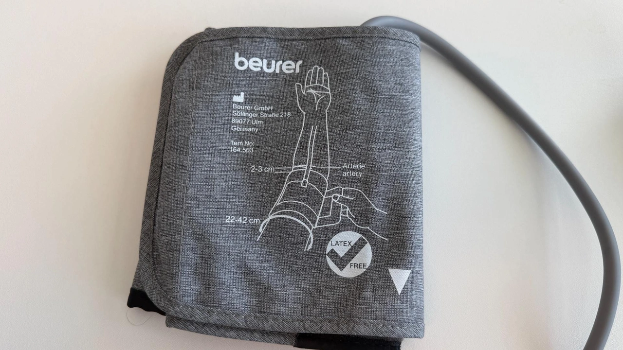 Beurer BM 53: Arterienmarkierung und Größenhinweise auf der Manschette
