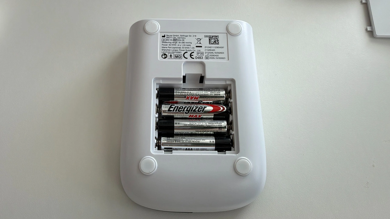 Beurer BM 53: Geöffnetes Batteriefach mit vier AA-Batterien
