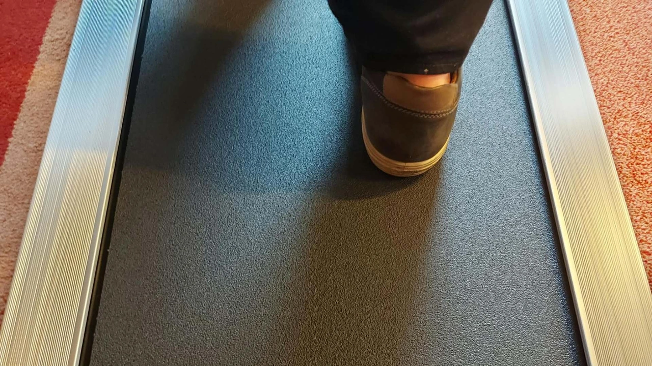 UREVO CyberPad for Office: Schuh auf der Lauffläche beim Gehtest