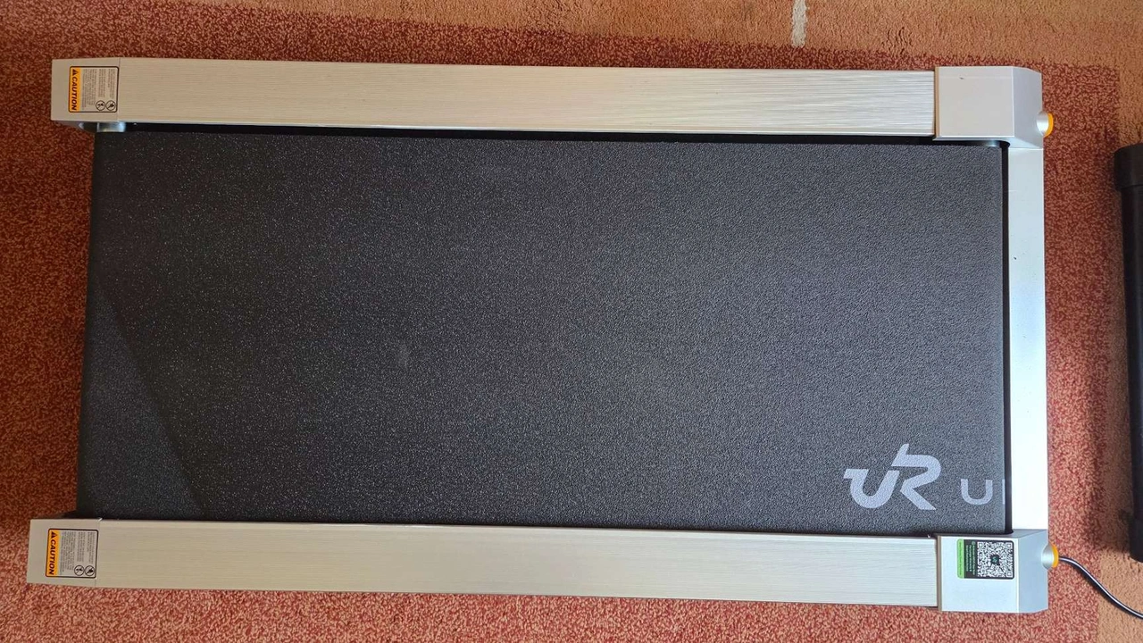 UREVO CyberPad for Office: Walking Pad in der Draufsicht auf Teppichboden