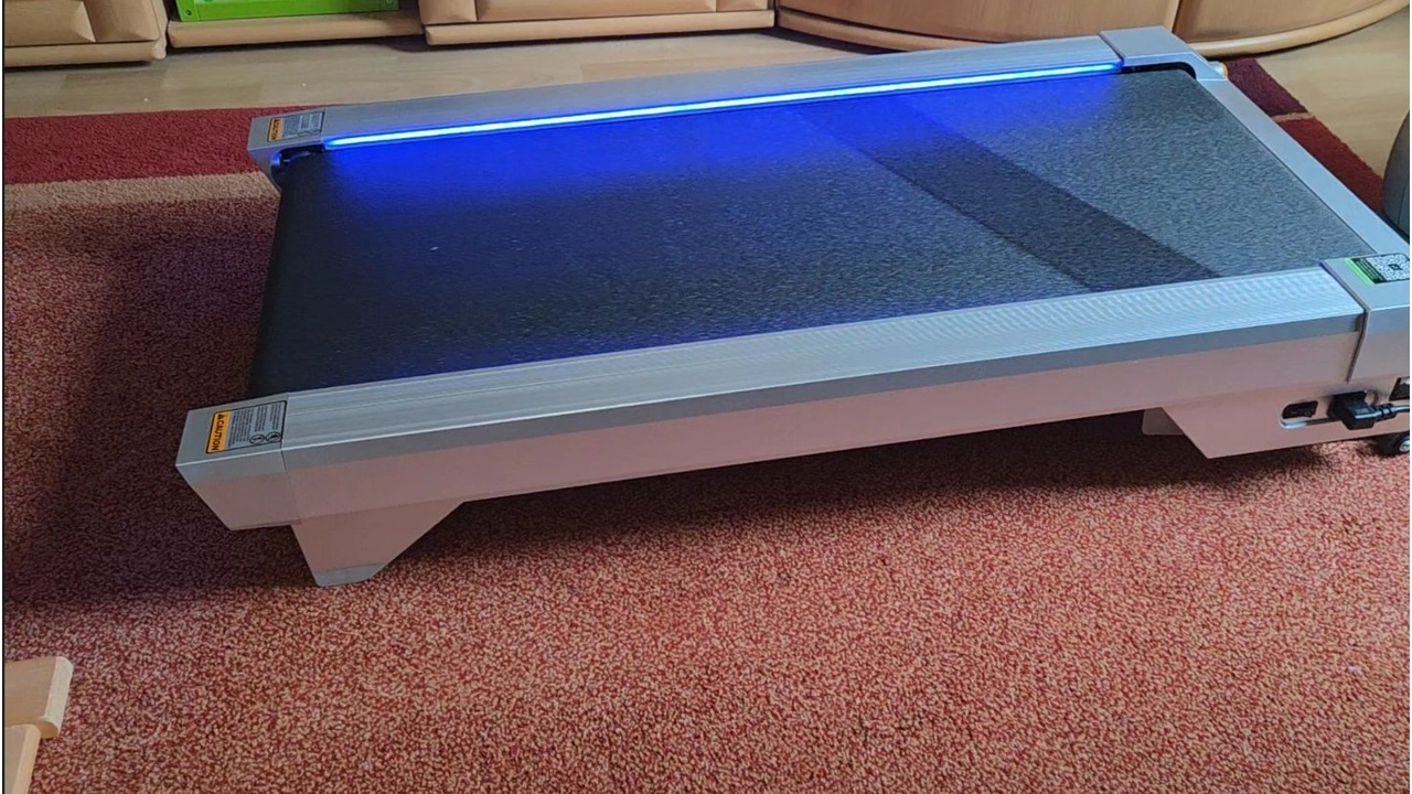 UREVO CyberPad for Office: Walking Pad mit eingeschalteter LED-Beleuchtung