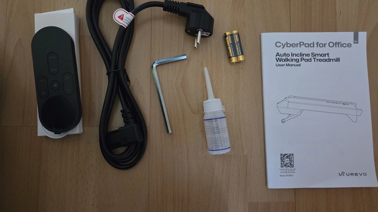 UREVO CyberPad for Office: Fernbedienung, Netzkabel, Batterien, Werkzeug, Schmieröl und Anleitung