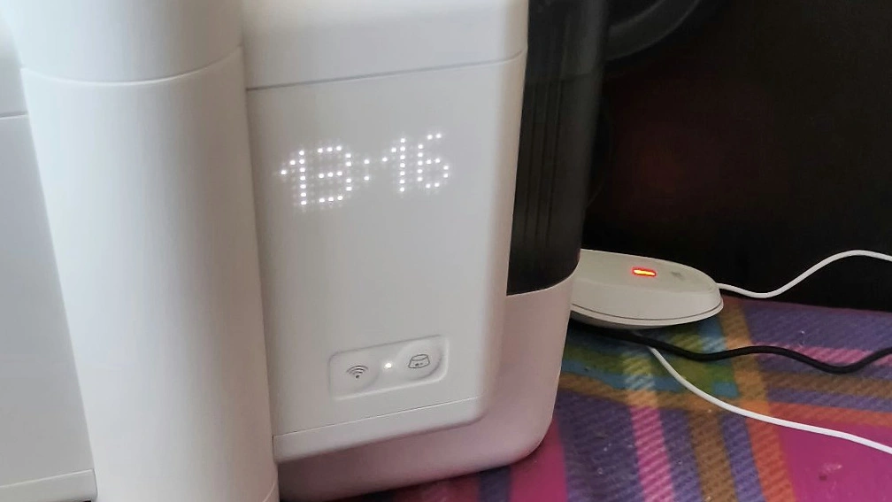 Neakasa Riko: LED-Display mit Uhrzeit und Bedientasten