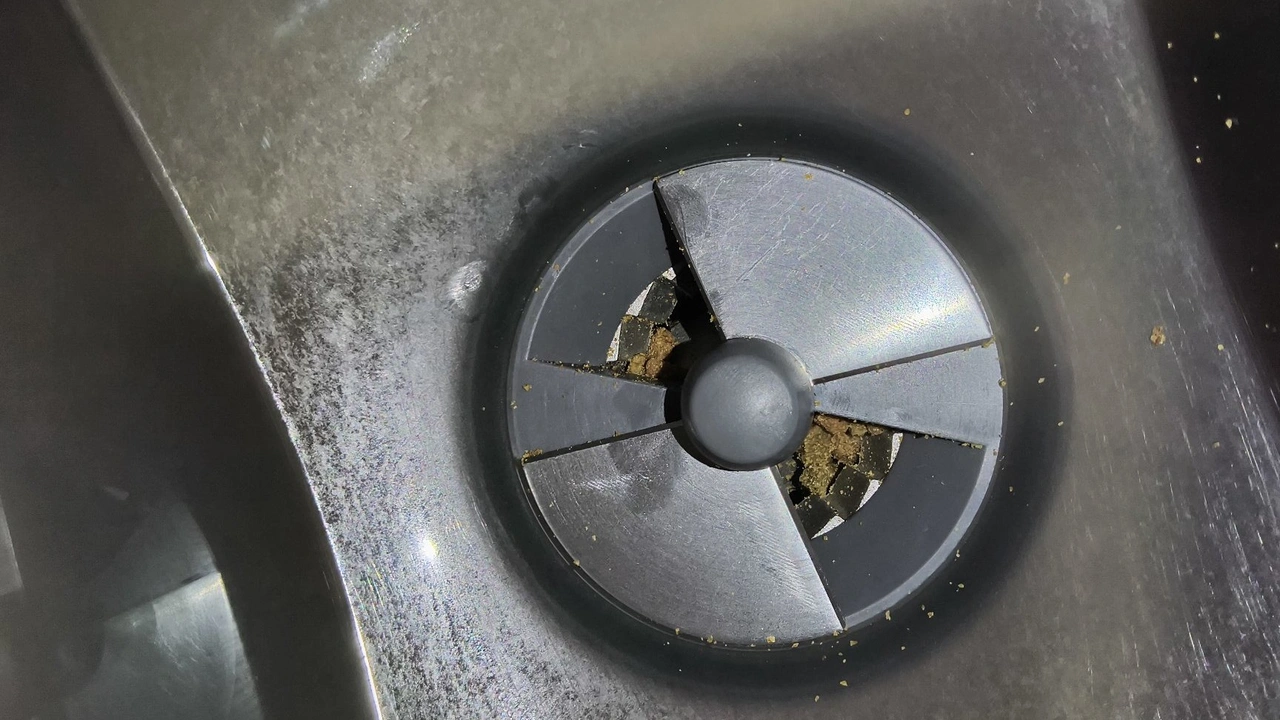 Neakasa Riko: Futterreste im Mahlwerk nach dem Betrieb