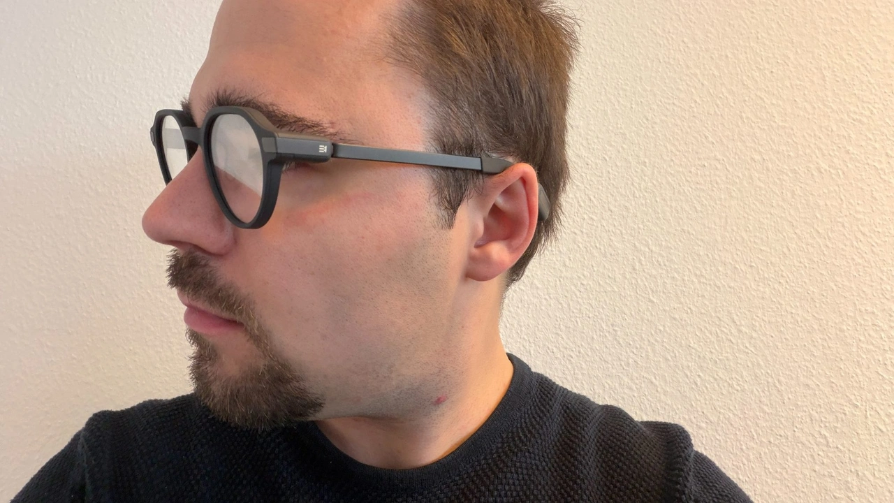 RayNeo iO: Brille in der Seitenansicht beim Tragen