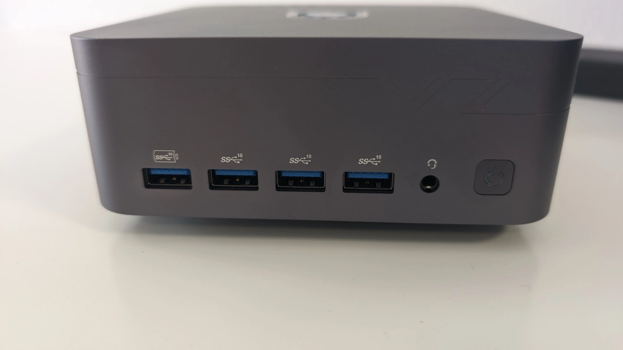 VZMORE iX9 MAX: Vier USB-A-Anschlüsse an der Front