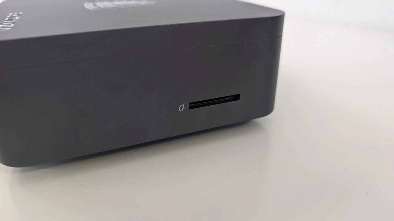 VZMORE iX9 MAX: SD-Kartenleser an der Gehäuseseite