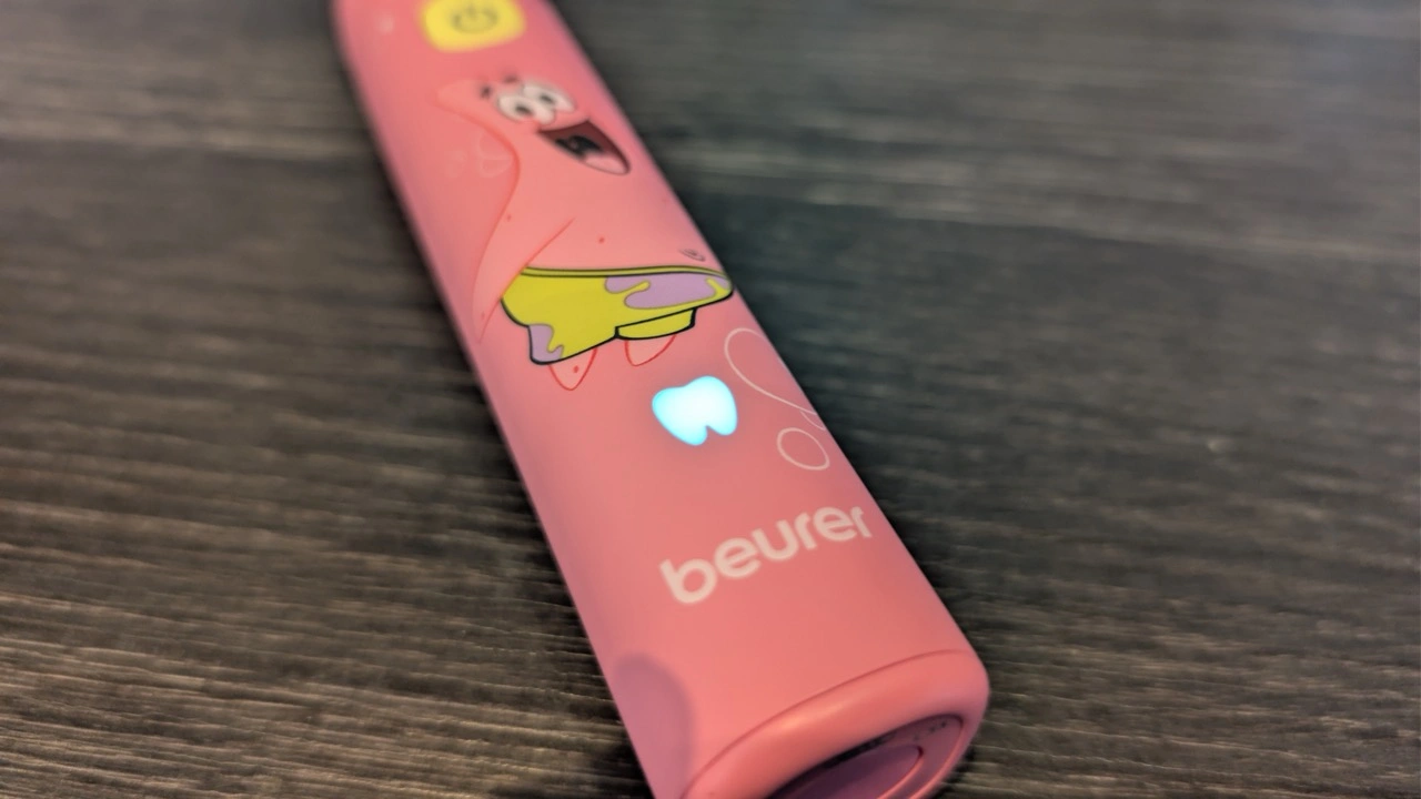 Blau leuchtendes Zahnsymbol auf dem pinken Handstück der Beurer SC 11 Seastar Pink