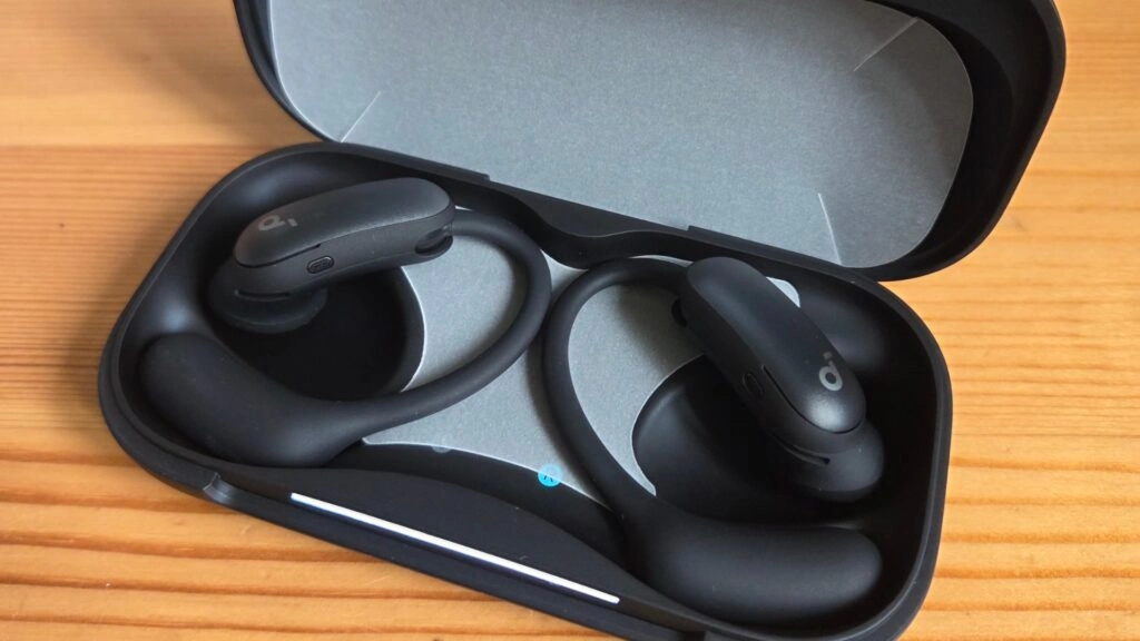 Soundcore AeroFit 2 Pro: Beide Ohrhörer im geöffneten Ladecase