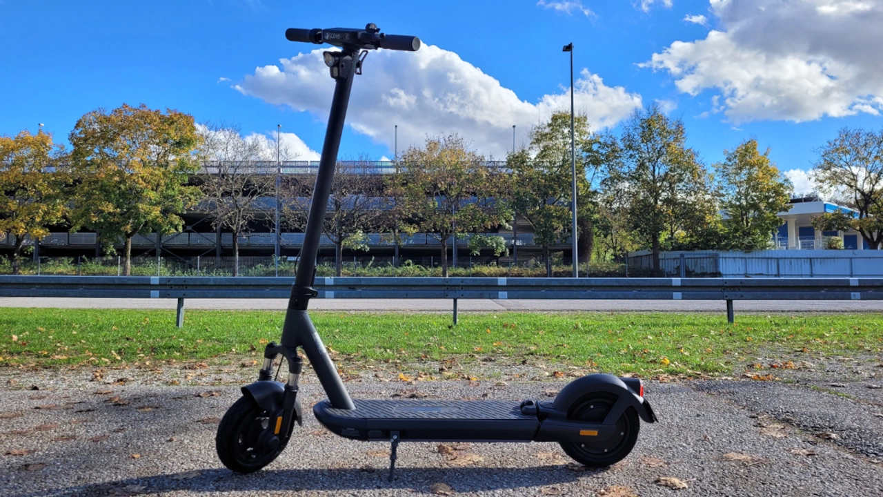 Odys NEO e100 Gesamtansicht Seite auf der Straße