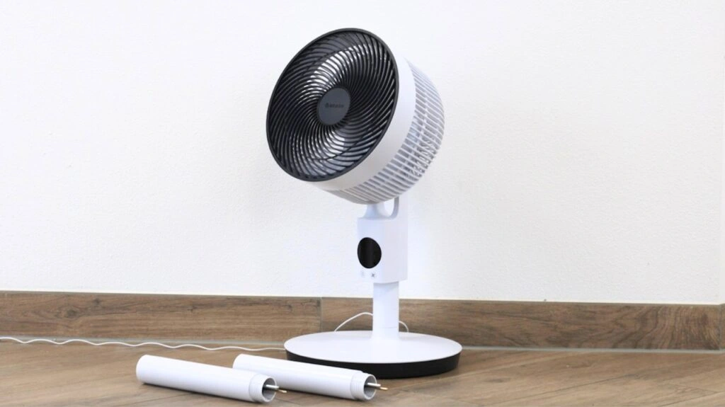 Dank modularer Stangenelemente lässt sich der Ventilator flexibel anpassen. (Foto: Testsieger.de)