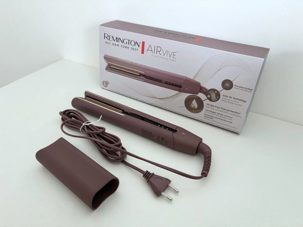„Remington AIRvive S8930“:„Glätteisen mit Zubehör in der Gesamtansicht“