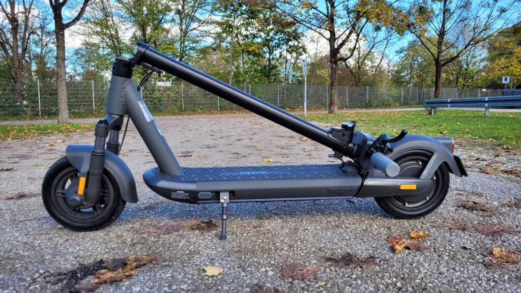 Odys Neo e100 E-Scooter zusammengeklappt