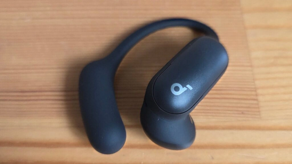 Soundcore AeroFit 2 Pro: Einzelner Ohrhörer mit Soundcore Logo