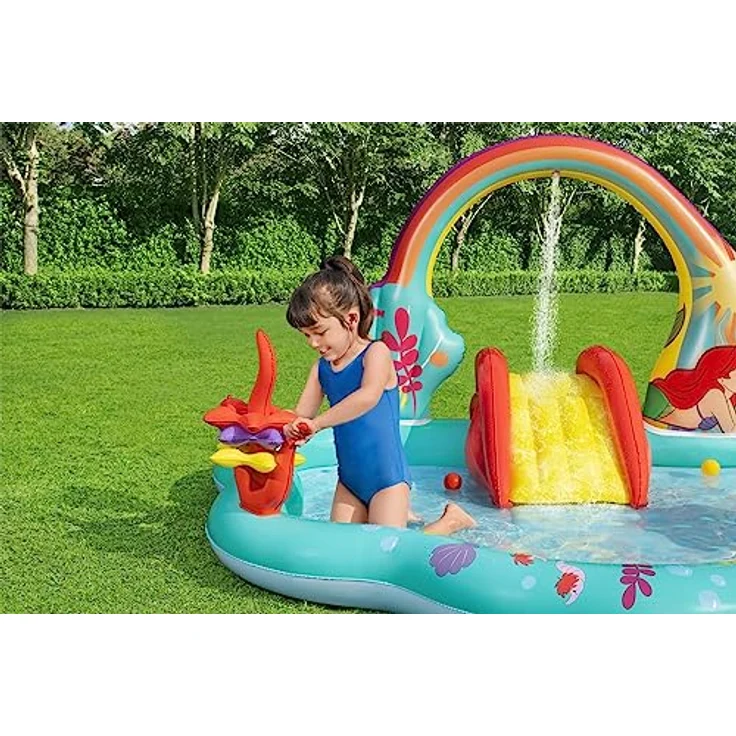 Bestway Wasserspielcenter Little Mermaid 221 x 193 x 117 cm, Lustiges Disney Design, Strapazierfähiges PVC, Integrierte Rutsche, Wassersprinkler, Ball- und Ringwurfspiel, inkl. Zubehör – Bild 2