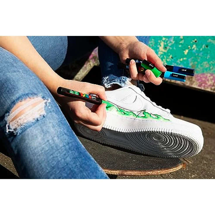 uni-ball 186827 - POSCA Marker Set Sneaker Stifte, 8er Etui, deckend auf hellen Oberflächen – Bild 3
