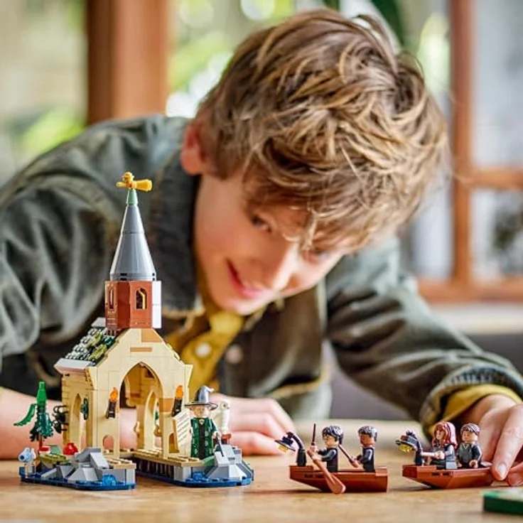 LEGO Harry Potter Bootshaus von Schloss Hogwarts Spielzeug-Modell, beinhaltet 2 baubare Boote und 5 Mini-Figuren, Geschenk für Kinder ab 8 Jahren 76426 – Bild 2