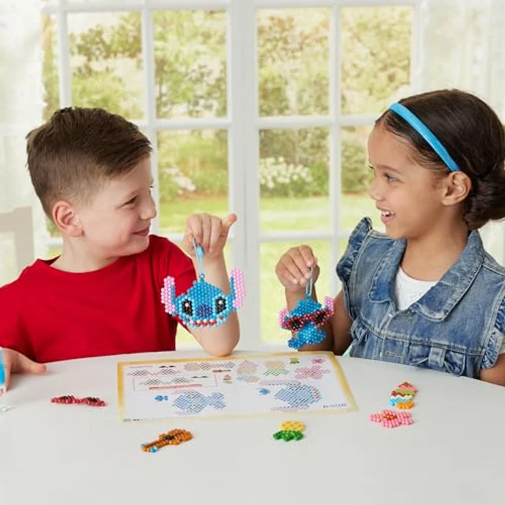 Aquabeads Kreativset Stitch, Schlüsselanhänger Bastelset mit 700 bunten Perlen, inkl. Glitzer- und Polygonperlen, für Kinder ab 4 Jahren – Bild 6