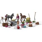 SCHLEICH Horse Club Adventskalender 2025 – Weihnachtswunder Fohlenaufzucht 99178 | mit beweglicher Figur Sofia, 3 exklusive Fohlenfiguren & Zubehör | Geschenkidee für Kinder ab 5 Jahren | 34 Teile