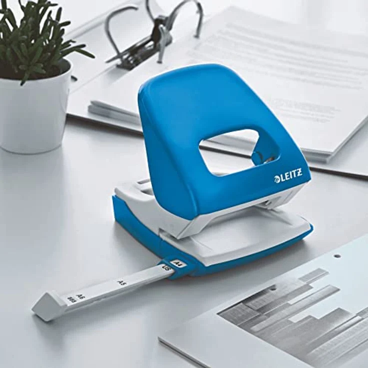 Leitz Büro Locher aus Metall, Für 30 Blatt, Anschlagschiene mit Formatvorgaben, Ergonomisches Design, blau, WOW-Serie, 50081036 - Preisvergleich – Bild 2