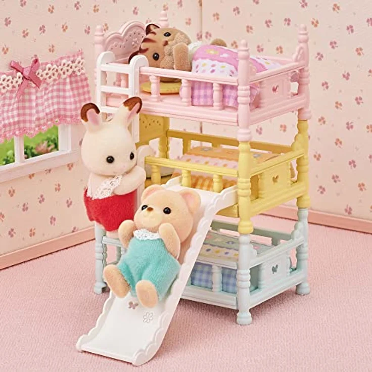 Sylvanian Families 5741 Dreistöckiges Babyhochbett mit 3 Babybetten, Leitern, Rutsche, Kissen und Decken, passend für Puppenhäuser – Bild 3