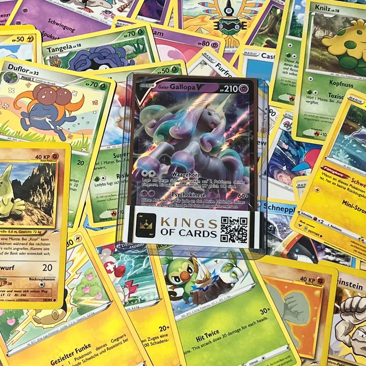 KingsofCards Pokemon Kartenpaket, 50 Karten mit 1 V Karte - Deutsche Version, inkl. Toploader, zufällige Sortierung, Boosterfrisch