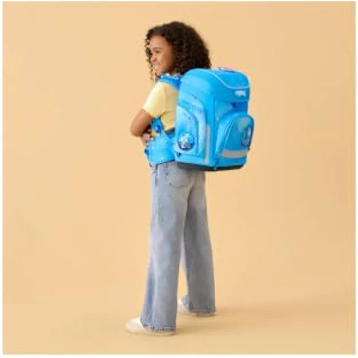 ergobag cubo Schulranzen-Set BühnenfieBär, hochformatiger Schulranzen mit Easy-Click-Verschluss, Rückenansicht, verstellbaren Gurten und recyceltem, wasserabweisendem Material – Bild 7
