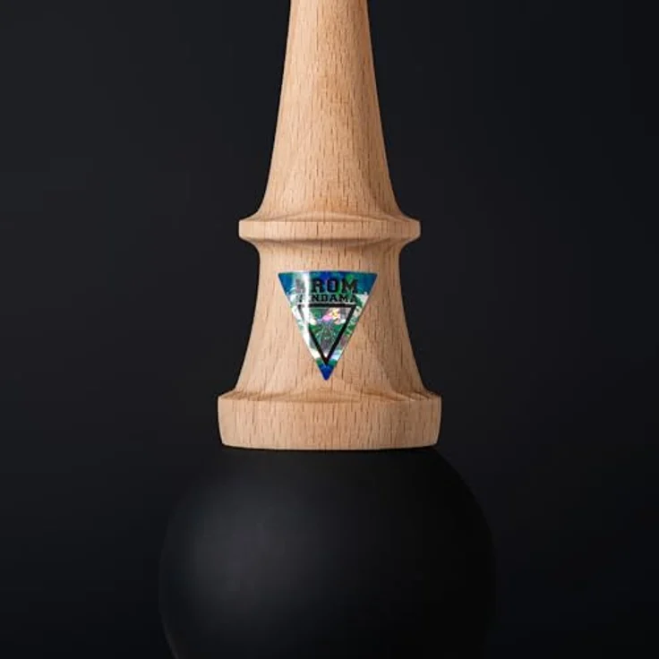 Original KROM Pro Kendama aus Holz für Anfänger und Fortgeschrittene - POP Black- Geschicklichkeitsspiel für draußen und drinnen - Holzspielzeug mit Schnur und Ball - Kendama Skilltoy Kugelfangspiel – Bild 6