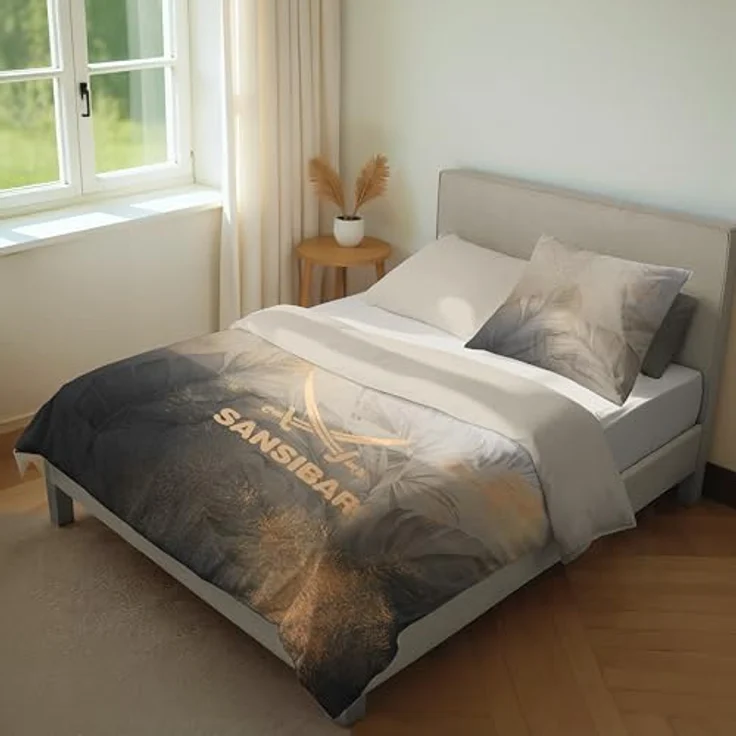 Sansibar Bettwäsche Set Jungle, 100% Baumwoll-Satin, Exotisches Monstera- & Leo-Design, hautfreundlich & pflegeleicht, Taupe/Anthrazit, ca. 80x80 / 135x200 cm – Bild 2